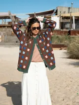 Cárdigan marrón con estampado de cuadrados de colores, cuello en V y botones.