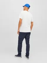 Pantalón cargo de corte slim y tiro medio, color azul marino, con bolsillos laterales tipo cargo con solapa y cierre de cremallera.