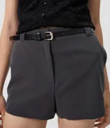 Short de sastrería color gris oscuro, de corte estructurado, tiro alto y largo mini, con pinzas delanteras y diseño evasé.