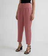 Pantalón rosado de liocel con cintura ancha y pespuntes, cierre frontal con cremallera, dos bolsillos laterales y bajo diagonal.