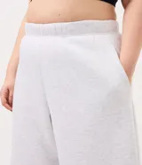 Pantalón deportivo gris melange de corte barrel, confeccionado en moletón con cintura elastizada y bolsillos funcionales.