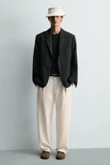 Zapato casual de cordones para hombre, confeccionado en piel con acabado serraje de color marrón. Presenta detalle de bordón en el empeine, forro y plantilla de piel, horma redonda y suela a contraste.