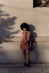 Minifalda tejida calada color camel con lurex azul, con tajo lateral.