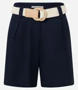 Short azul marino de cintura alta con cinturón de rafia y bolsillos laterales.