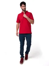 Remera polo roja Caterpillar de algodón y poliéster reciclado, de manga corta, con cuello acanalado y cierre frontal de botones. Cuenta con el logo de la marca estampado en el pecho y un bordado de triángulo en la manga.