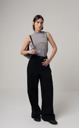 Pantalón de vestir color beige, de corte palazzo, con bolsillos laterales y traseros.