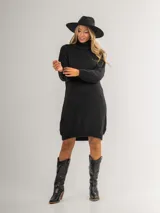 Vestido tipo polerón de tejido de punto grueso, color bordó, con cuello alto, mangas largas y diseño holgado.