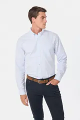 Camisa de manga larga color rosa claro, con cuello abotonado, bolsillo en el pecho y corte clásico.