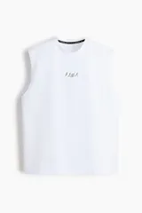 Musculosa deportiva blanca de corte holgado con cuello redondo, sisas amplias y pequeño estampado al frente.