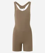 Enterito deportivo corto color marrón topo, ajustado al cuerpo, con escote en V pronunciado y breteles finos blancos que se cruzan en la espalda.