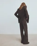 Pantalón de vestir marrón con sutil estampado a cuadros, de corte recto y tiro medio.