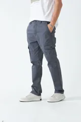 Pantalón cargo verde militar de gabardina, corte recto, con dos bolsillos laterales con fuelle y cierre de solapa, y logo bordado.