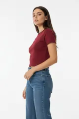 Remera de manga corta confeccionada en una mezcla de algodón y elastano, con diseño al cuerpo y cuello redondo.