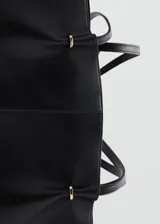 Bolso tipo shopper de efecto piel, con doble asa de hombro, cierre de botón magnético y bolsillo interior con cremallera.