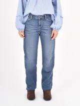 Jean de corte recto y tiro medio, en color azul clásico con efecto de lavado desgastado. Cuenta con cierre frontal y bolsillos laterales.