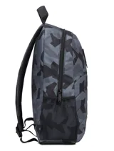 Mochila Caterpillar modelo Benson Backpack, color gris y negro con estampado geométrico de camuflaje, compartimento principal con cierre de cremallera, bolsillo frontal, bolsillos laterales de red y asa superior.