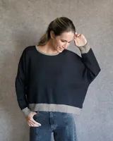 Buzo tostado de corte holgado con cuello redondo y manga larga. Presenta una estrella blanca estampada en la espalda y ribete marrón en cuello y ruedo.