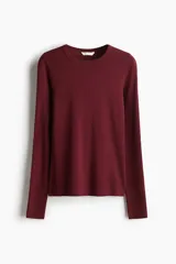 Remera entallada de punto de algodón, color bordó, con manga larga y cuello redondo.