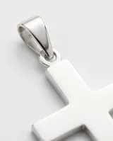 Dije de cruz minimalista fabricado en plata 925, con acabado pulido y diseño liso.