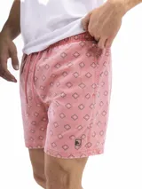 Short de baño rosado con estampado de rombos, cintura elastizada con cordón ajustable, bolsillos laterales y trasero.
