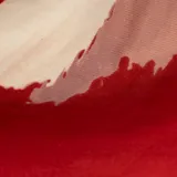 Bufanda pashmina rectangular con diseño abstracto en tonos rojo, rosa y blanco.