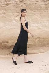 Vestido midi rojo de lino, con breteles finos y corte recto.