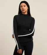 Campera deportiva negra de microfibra con ajuste al cuerpo, cuello alto, cierre por cremallera, bolsillos con cierre y raya contrastante blanca de hombro a puño.