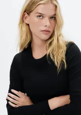 Remera marrón de corte ajustado, cuello redondo y mangas largas.