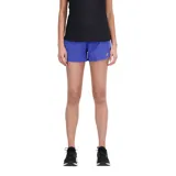 Short deportivo azul con logo reflectivo de New Balance en la pierna izquierda.