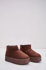Bota corta tipo ugg de gamuza color chocolate, con plataforma plana y suela dentada.