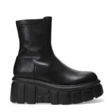 Botas de caña media color negro de cuero sintético con plataforma track y elástico en los laterales.