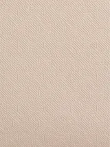 Cartera tipo tote de Calvin Klein, color beige claro, con textura de monograma en relieve. Posee doble asa de mano y una correa ajustable y extraíble de tela.