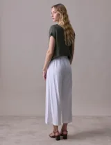 Pantalón crop de lino color beige, marca Dash, con pretina trasera elastizada y bolsillos delanteros.