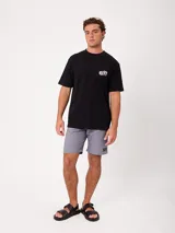 Remera negra de ajuste holgado con gran estampado gráfico en la espalda de temática tropical con una playa, palmeras y la inscripción "Welcome to Surfers Paradise".