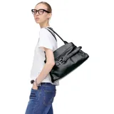 Cartera tipo satchel de cuero negro con diseño estructurado, correa de hombro y detalle de cinturón decorativo con hebilla metálica plateada en la parte frontal.