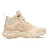 Bota de senderismo Merrell de caña media, color beige, confeccionada en ante impermeable y malla transpirable. Presenta cierre de cordones, cuello acolchado y suela de goma con relieve para mayor tracción.