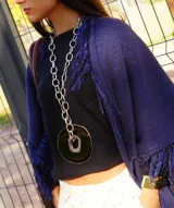 Collar de cadena de eslabones plateados con un dije central de piedra ágata natural en tono fucsia intenso con centro geoda.