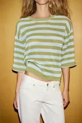 Sweater de punto ligero a rayas horizontales en tonos verde y celeste, con cuello redondo y mangas de largo medio.