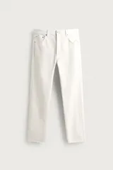 Jeans de corte recto color celeste claro, con tiro medio, diseño de cinco bolsillos, efecto lavado y bajo con acabado irregular deshilachado.