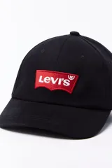 Gorra de béisbol negra de algodón con logo Levi's Batwing bordado en rojo y blanco en el frente.