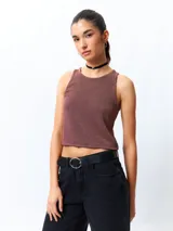 Top sin mangas, ajustado al cuerpo, color marrón rojizo con textura acanalada.