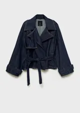 Abrigo corto estilo chaqueta de jean, confeccionado en algodón denim azul oscuro. Presenta cuello con solapas, cierre frontal, trabillas en los hombros y mangas largas con trabillas ajustables.