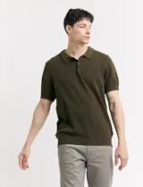 Remera manga corta color verde militar, de tejido de punto con cuello polo y cierre de dos botones.