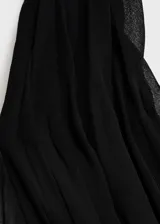 Vestido largo de gasa semitransparente con diseño recto, cuello halter cruzado y drapeado. Cuenta con costuras verticales decorativas, cierre de cremallera en la parte posterior y forro interior.