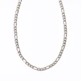 Cadena plateada de acero con eslabones tipo fígaro.