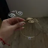 Brazalete rígido dorado con tres espirales martilladas.