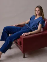 Jean de pierna ancha color azul denim, con pretina con pasadores, botón y cierre. Delantera y trasera con bolsillos.