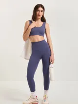 Calza deportiva larga color lila con textura acanalada.