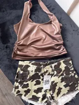 Top marrón de satén con cuello halter y detalle de frunces laterales.