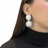 Aros tipo caravanas con diseño de doble perla esférica de gran tamaño, confeccionados en resina de alto brillo.